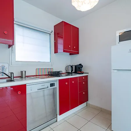 2p A 50m De La Plage, Climatise, Parking Appartement *